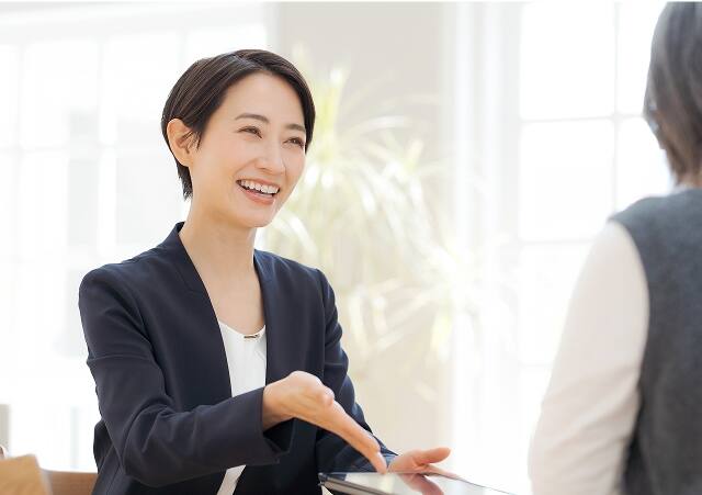 相談を聞いている様子の女性スタッフ