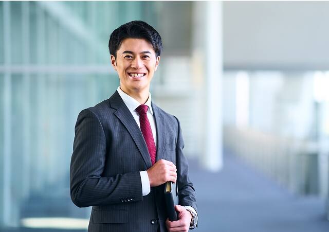 スーツを決める男性スタッフ