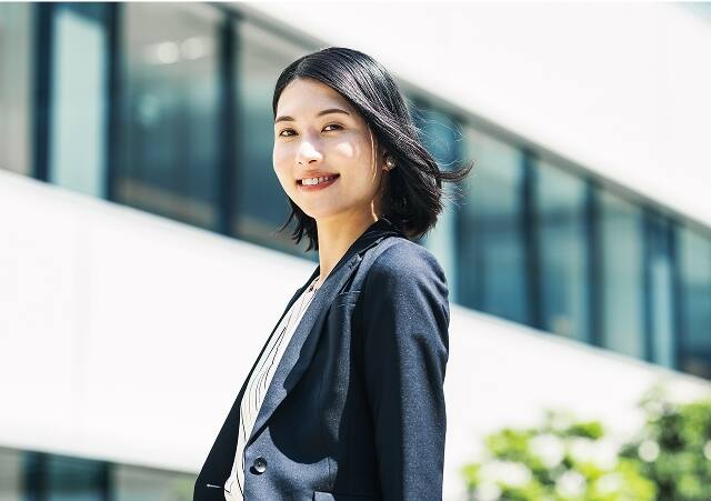 振り返る女性スタッフ