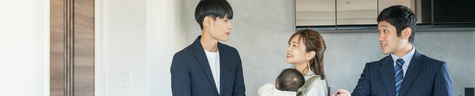 スタッフとともに夫婦で家の相談している様子