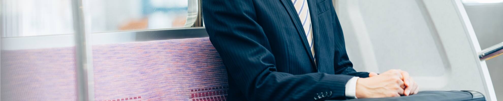 電車に乗っている人