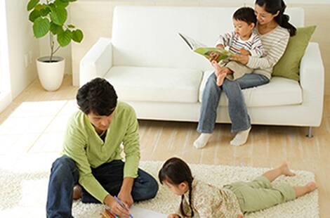 リビングでくつろぐ家族の様子