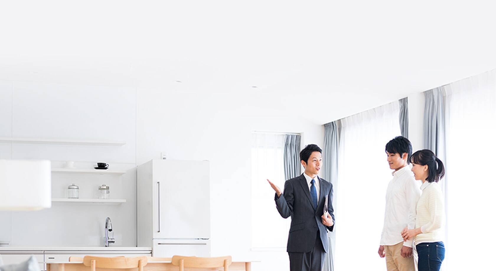 物件を紹介している様子