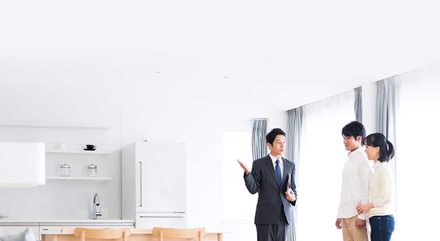 物件を紹介している様子