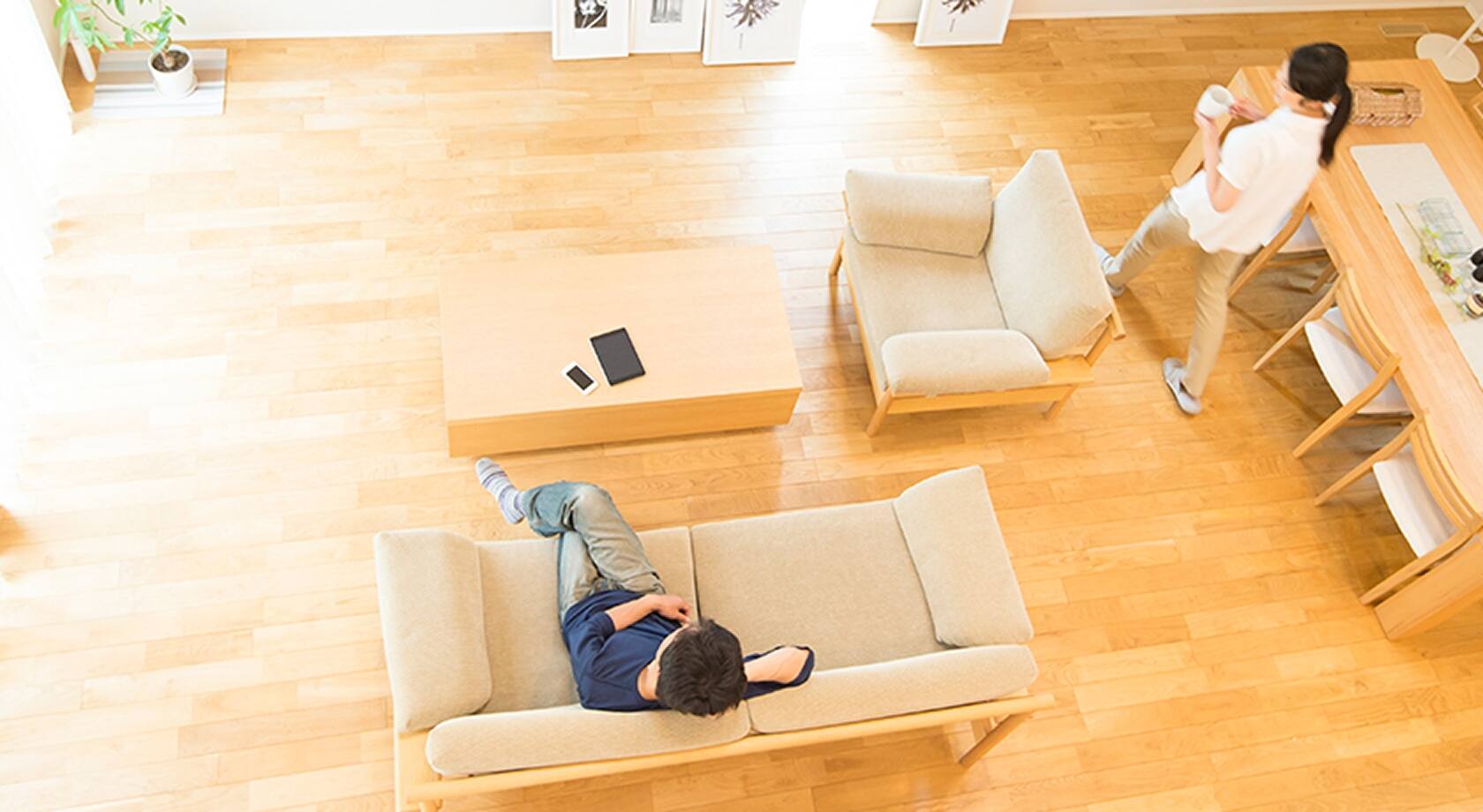 リビングでくつろぐ家族の様子