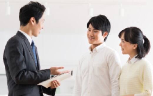 夫婦の相談を受けている様子