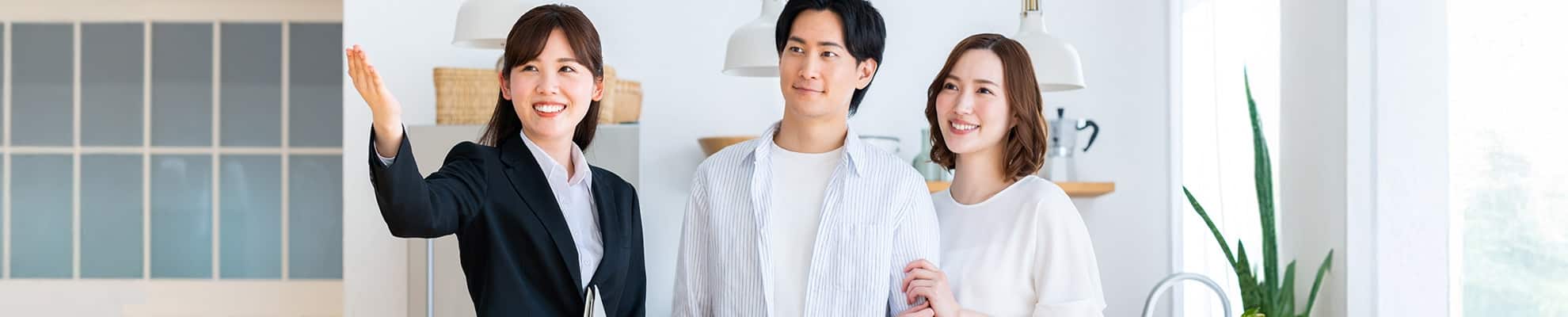 物件を紹介している様子