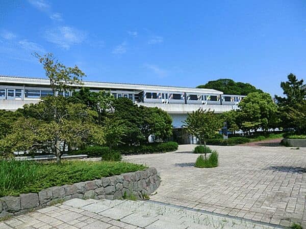 シーサイドライン「海の公園柴口」駅まで約400m