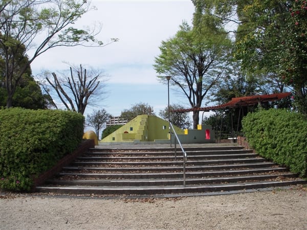 鳴海城跡公園まで約593m