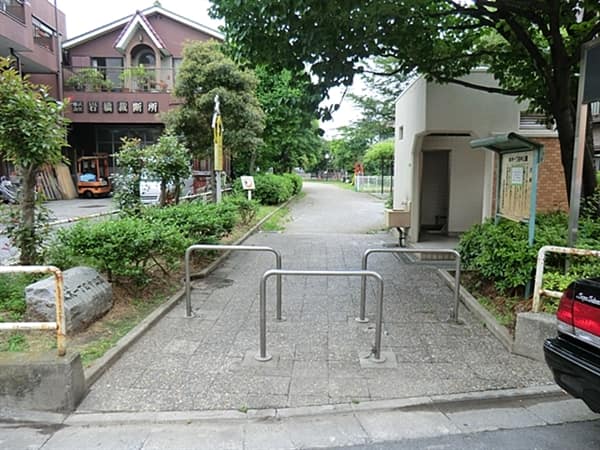 本木一丁目中公園まで約524m
