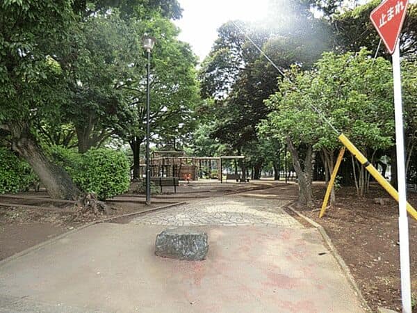 高根木戸近隣公園まで約1397m