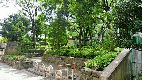 新宿区立仲之公園まで約337m