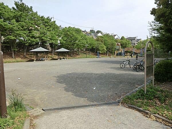 大場かやのき公園まで約127m