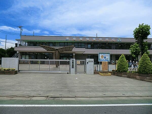 中里幼稚園まで約1302m