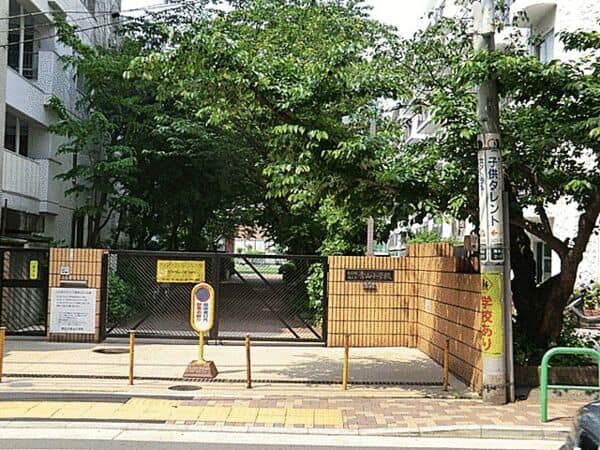 港区立青山小学校