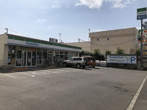 ファミリーマート六町駅前店まで約791m
