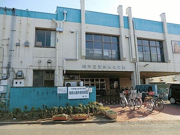 酒井根保育園まで約586m