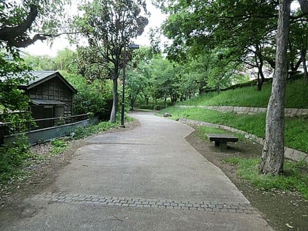 鶴ヶ峰公園まで約604m