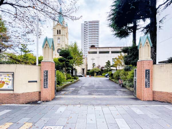 カトリック赤羽教会まで約1228m
四季折々の花が咲く庭のある、北区の景観百選にも選ばれた教会です。