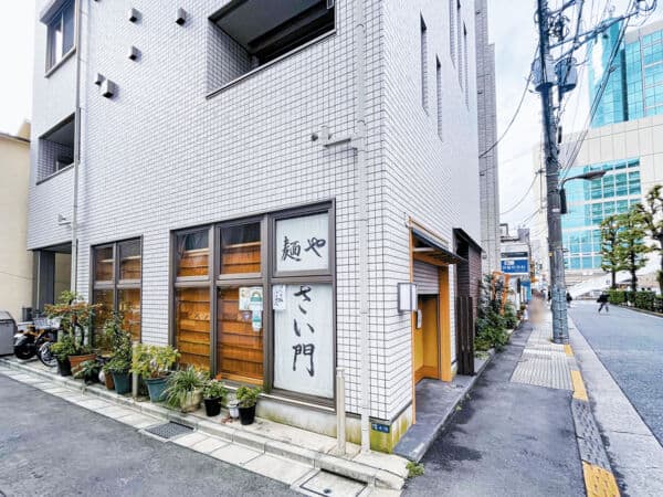 麺や さい門まで約711m
真鯛やオマール海老からスープをとったラーメンを味わえるお店です。［火～土］11:00～15:30、17:30～22:00 ［日］11:00～15:30