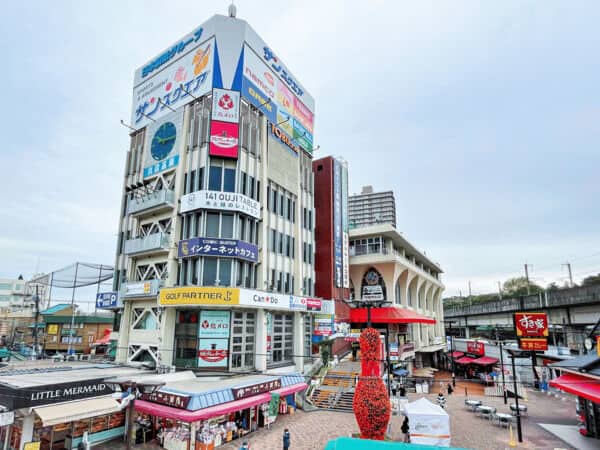 サンスクエアまで約1515m
複合レジャー施設で、スポーツ施設のほか、飲食店やスーパーマーケット（東武ストア 王子店）があります。東武ストア 王子店 営業時間 9：00～2：00