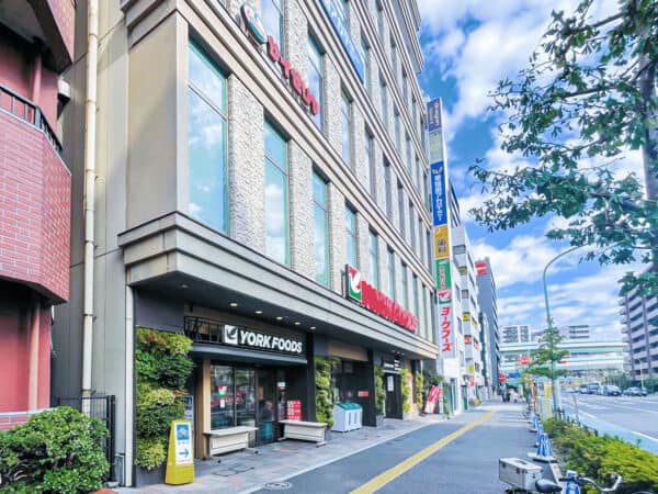 ヨークフーズ 王子店まで約1259m
お惣菜や生鮮食品を扱う2階建てのスーパーです。営業時間 10：00～22：00