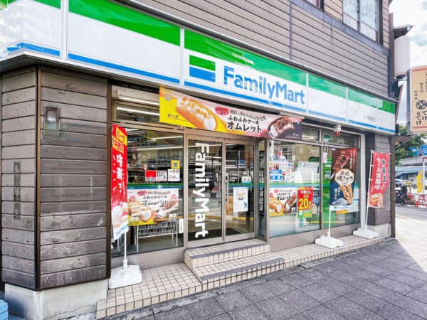 ファミリーマート 王子駅前店まで約1142m
「あなたと、コンビに、ファミリーマート」というコンセプトでお客さまの気持ちに一番近い、なくてはならない「コンビに」になることを目指しています。24時間営業（年中無休）