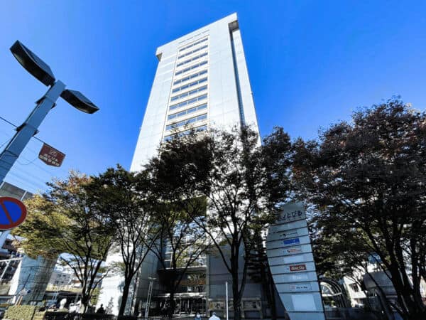 北とぴあまで約1477m
北区の産業の発展と区民の文化の向上を目的として建設された施設です。1300席のさくらホール、402席のつつじホール、平面的な多目的スペースの飛鳥ホール、音楽スタジオなどを備えています。
