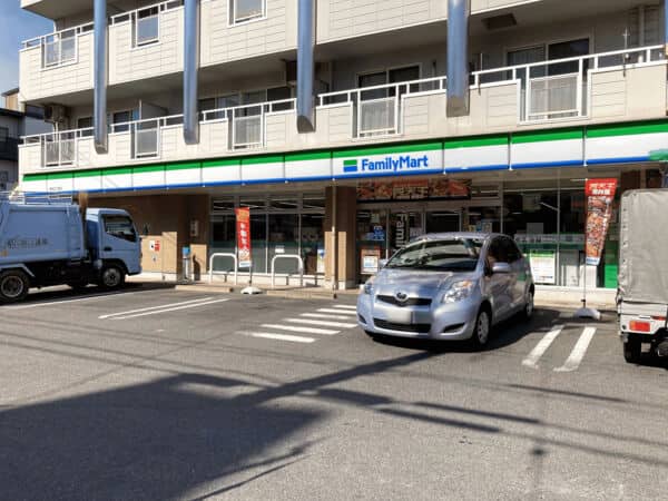 ファミリーマート香流三丁目店まで約811m