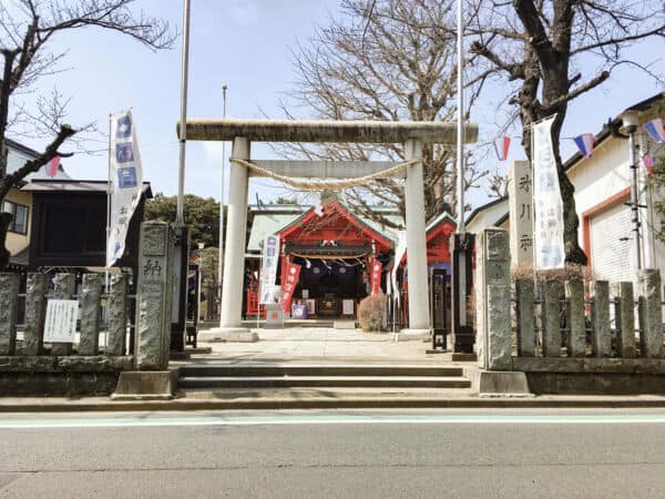 葛飾氷川神社まで約1181m
鎌倉時代の正治元年創建と伝えられる、旧下千葉村の鎮守。住宅街の中に佇む神社です。