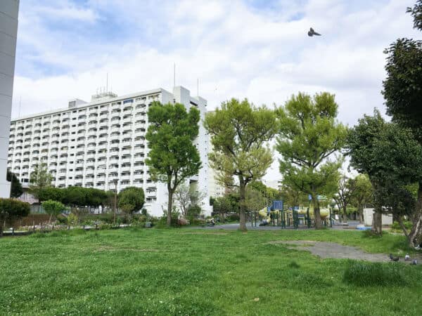 緑道公園まで約139m
子どもが遊べる遊具の他に、ゆったりとくつろげるベンチや、たくさんの花が植えられた花壇があり、自然に囲まれながら散歩できる公園です。