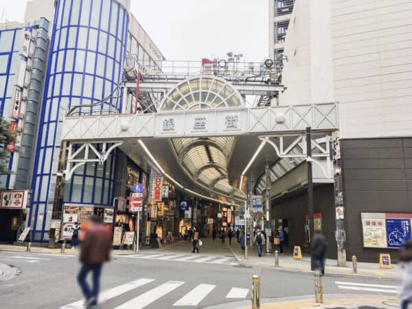 川崎銀座街まで約821m
アーケードがあり、雨の日でもゆっくり買い物やお食事が楽しめる商店街。週末には路上ステージでのライブイベントが頻繁に行われています。