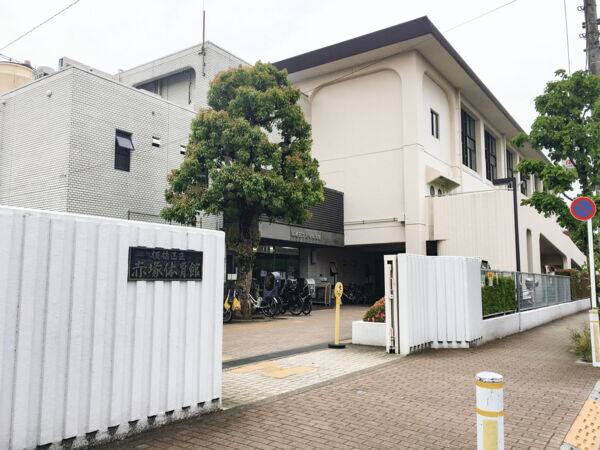 板橋区立赤塚体育館まで約1202m
板橋区の区営施設で、室内競技場・トレーニングルーム・会議室・温水プール・少年運動場などの設備を備えている体育館です。