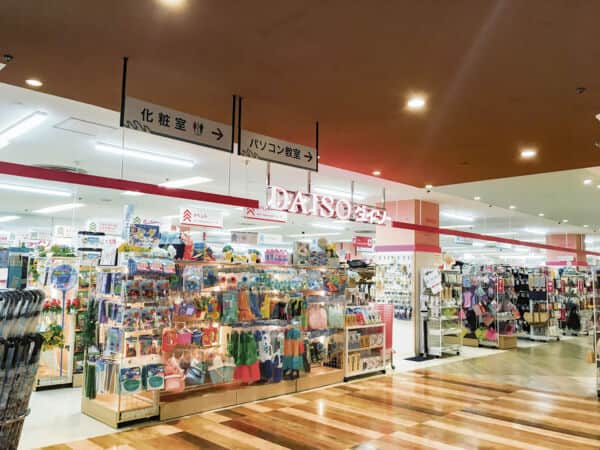 ダイソー イトーヨーカドー船橋店まで約1119m
小物や雑貨、文房具などを取りそろえる100円ショップです。営業時間 10:00～21:00
