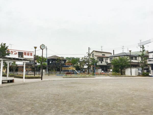 小栗原蓮池公園まで約810m
遊具の他に、小ステージや公衆トイレも準備されている公園です。