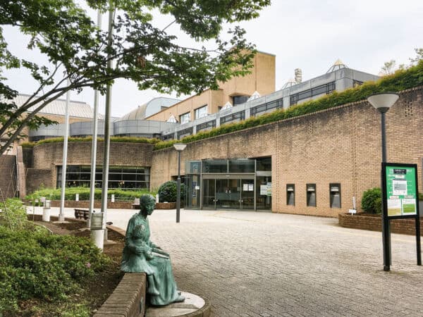 市川市文学ミュージアムまで約392m
さまざまな企画展などを通して市川の文学に触れることができる施設です。