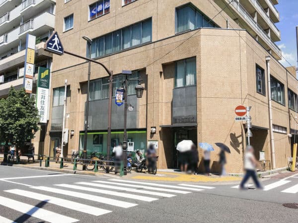 三井住友銀行　綾瀬支店まで約590m
営業時間（窓口）［平日］9:00～15:00 （ATM）［平日・土］00:00～24:00［日］00:00～21:00