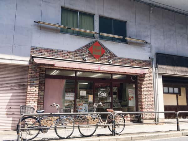 パティスリーコワンまで約1105m
気取らず親しみやすい店づくりをモットーに、季節の旬を織り込んだ生菓子や見た目も華やかなデコレーションケーキなどを提供する、地元の人々から愛されているケーキ屋さんです。営業時間 10：00～19：00