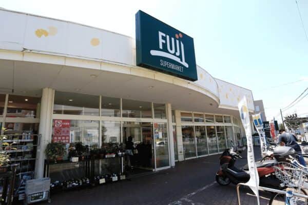スーパーマーケットフジ松が丘店まで約528m