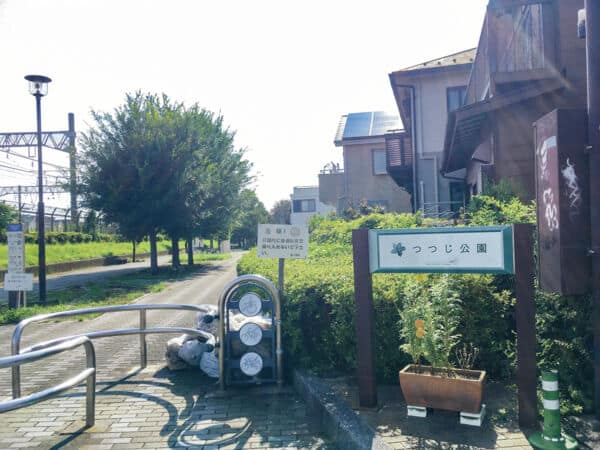 つつじ公園まで約453m
園内にはつつじが植えられ、開花の時期にはたくさんの花で彩られる、線路沿いにある公園です。