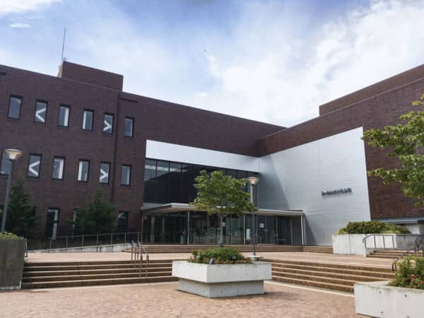 茅ヶ崎市民文化会館まで約1092m
1980年に開館し、2018年に耐震補強・改修工事によりリニューアルオープンした、音楽・演劇などの催しに幅広く活用されている会館です。