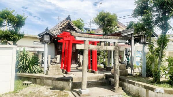 茅ヶ崎三嶋社まで約1437m
石の鳥居の先に、朱色が鮮やかな鳥居が短い間隔で4基並ぶ、北茅ヶ崎駅わきにある小さな神社です。