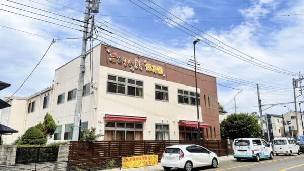 ことりの詩保育園まで約338m
園内のスペースから園庭や外への散歩など、子どもたちがのびのびと過ごすことができる保育園です。