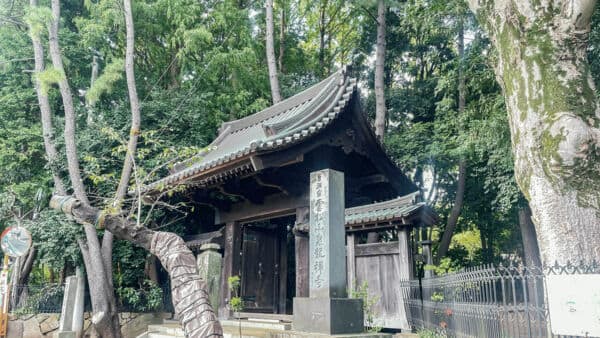 雲松山 泉龍寺まで約547m
初詣からはじまり、彼岸会、花まつり、座禅会などの四季折々の行事が行われる狛江駅の駅前にあるお寺です。