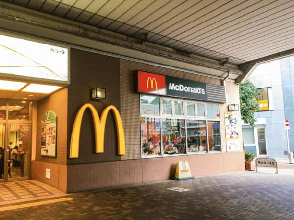 マクドナルド 狛江マルシェ店まで約826m
ハンバーガー、フライドポテトで知られる、世界的に展開するファストフードチェーン。
