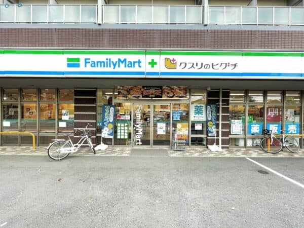 ファミリーマート+クスリのヒグチ 行徳駅前公園店まで約331m
ドラッグストアも併設しているコンビニエンスストアです。営業時間 24時間営業（医薬品販売時間：7：00〜22：00）