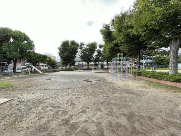 東沖公園まで約946m
ブランコやジャングルジムなどの遊具がある広場と、ボール遊びもできる広場の2つに分かれている広々とした公園です。