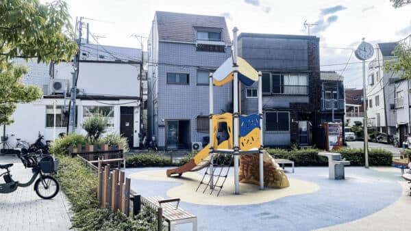 ひきふねどんぐり公園まで約593m
地面はクッション性のある少し柔らかい素材を使っている他、遊具はカラフルな複合遊具や砂場、スプリング遊具がある公園です。
