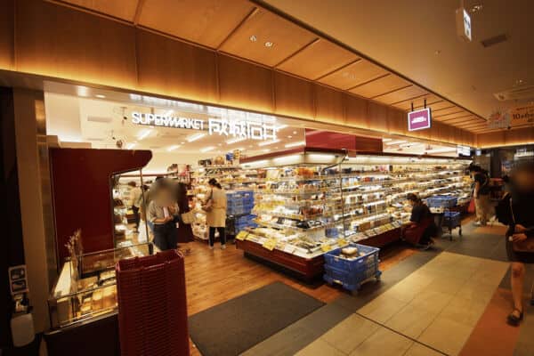成城石井アスティ一宮店まで約1912m
直輸入ワイン、チーズ、自家製惣菜、生鮮食品、輸入菓子など、日本、世界から選りすぐられた食品を取り揃えているスーパーマーケット
