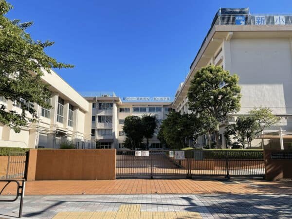 葛飾区立新小岩学園新小岩中学校まで約199m